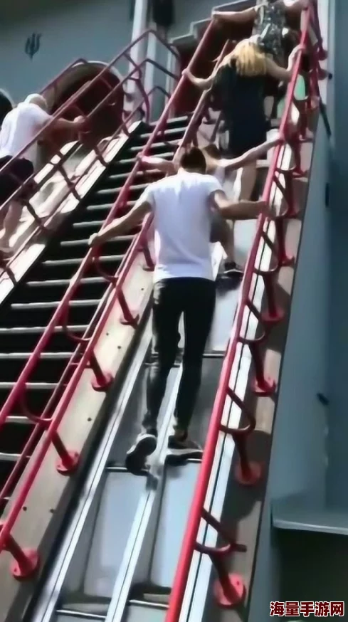 震惊！嗯啊边走边做…h楼梯，竟然引发了意想不到的事故，现场目击者纷纷表示难以置信！