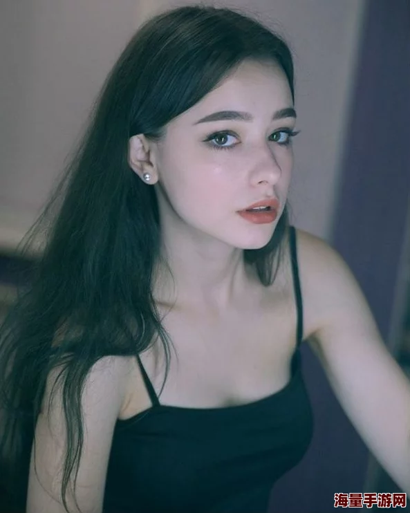 枯瘦娇小小若女黑人HD：这是一部展现一位身材纤细、肤色深邃的年轻女性在生活中独特魅力与个性的高清作品