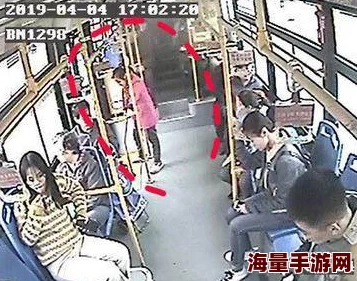 只穿一件外套坐公交车，竟引发全城围观，众人争相猜测背后故事！