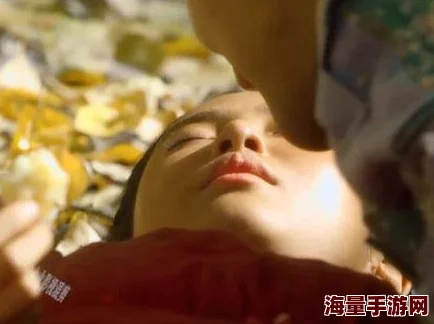 韩国床戏边吃奶边摸下面，热议场景引发观众对情感表达的深思与讨论，网友纷纷发表看法