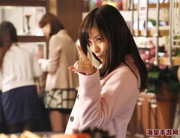 美女脱过精光露出尿视频，网友热议其大胆表现与艺术表达的界限，引发广泛讨论与关注
