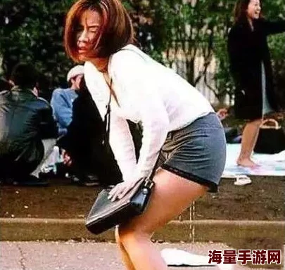 美女厕所尿尿擦逼：近日，一段关于女性在公共厕所的尴尬瞬间的视频引发热议，网友们纷纷分享自己的经历和看法
