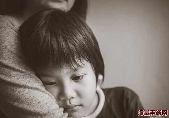 小男孩喜欢摸小女孩的脸怎么办？家长应如何引导孩子正确认识身体界限与尊重他人？