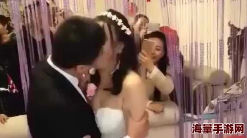 掀开胸罩一边亲一边摸全过程，网友们对此表示不满，认为这种行为缺乏尊重和道德底线