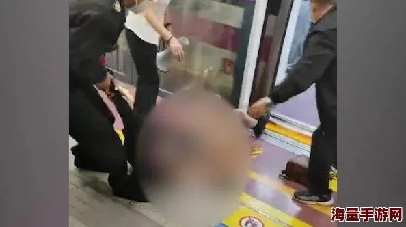 扒开内裤直接进＂事件最新进展：警方已介入调查，相关人员被拘留，社会各界对此事反响强烈