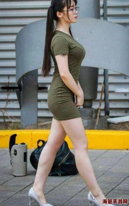 白丝美女露出内裤图片引发热议，网友纷纷讨论其背后的文化现象与社会影响，相关话题持续升温