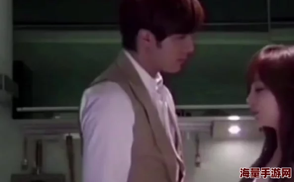 探索一边脱衣服一边亲吻的激情视频，感受爱与欲望交织的瞬间