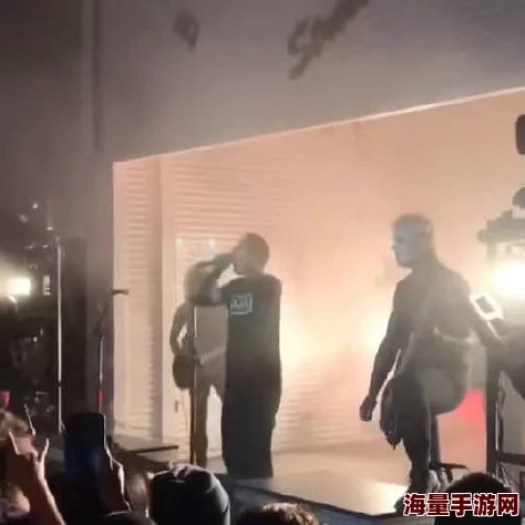 啊…啊…下边好舒服啊…好爽啊…深一点啊！这场面让人热血沸腾，瞬间点燃全场气氛！