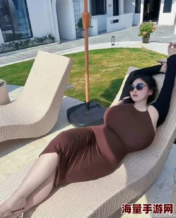 丰满女人裸做爰视频：最新社交媒体热潮引发关注，网友热议身体积极性与自信表达