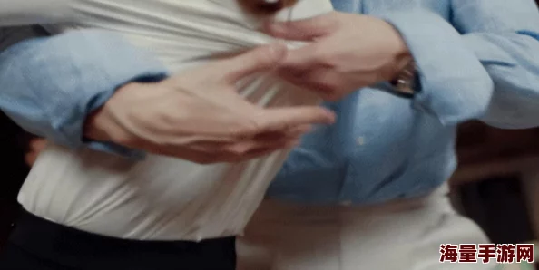 手伸进她的乳罩里揉搓着gif，网友们对此表示强烈反感，认为这种内容不应在公共平台传播，影响社会风气