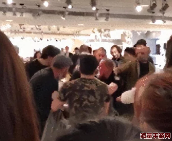 手伸进她的乳罩里揉搓着gif，网友们对此表示强烈反感，认为这种内容不应在公共平台传播，影响社会风气