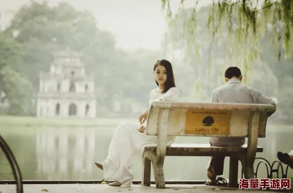 在丈夫面前被玩，这种情况真让人感到不适，夫妻之间的信任很重要