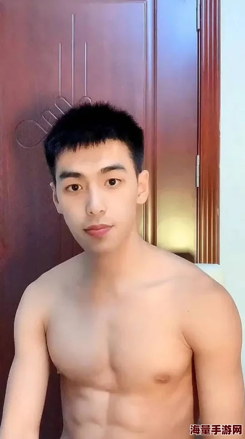 腹肌体育生连喷浓精文富贵不还乡，心系故土情深厚，回馈家乡共发展