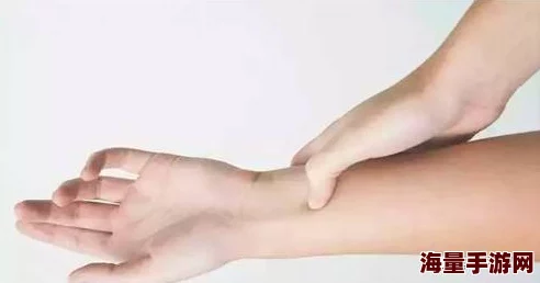 手指伸进裙子肆意揉捏裙底的肌肤被反复揉搓发出细微的呻吟 手指伸进裙子肆意揉捏裙底的肌肤被反复揉搓发出细微的呻吟