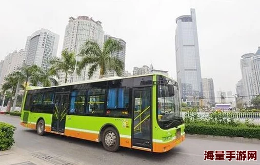 爽好舒服快要我公交车乘客已下车司机正关闭车门准备继续行驶 爽好舒服快要我公交车乘客已下车司机正关闭车门准备继续行驶