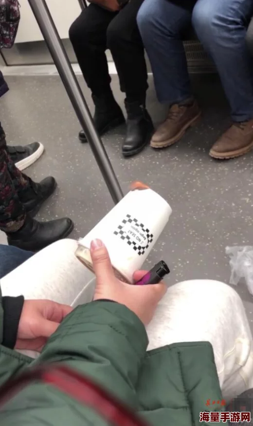 女模的隐私图片无奶罩照片泄露网络引发警方调查 女模的隐私图片无奶罩照片泄露网络引发警方调查